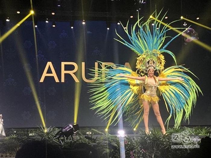 HOT: Khán giả hú hét khi HHen Niê trình diễn quốc phục Bánh Mì trên sân khấu Miss Universe 2018-12