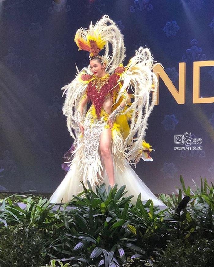 HOT: Khán giả hú hét khi HHen Niê trình diễn quốc phục Bánh Mì trên sân khấu Miss Universe 2018-13