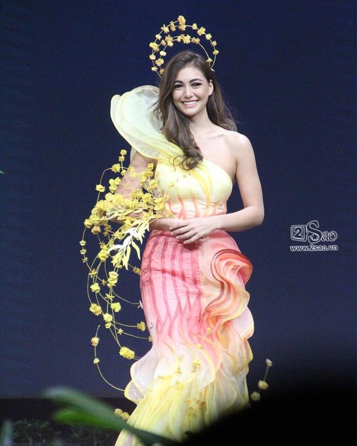 HOT: Khán giả hú hét khi HHen Niê trình diễn quốc phục Bánh Mì trên sân khấu Miss Universe 2018-14