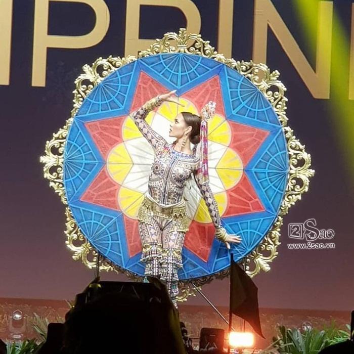 HOT: Khán giả hú hét khi HHen Niê trình diễn quốc phục Bánh Mì trên sân khấu Miss Universe 2018-15