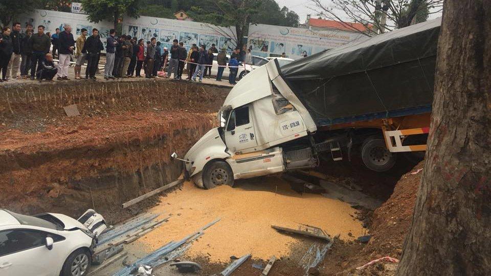 Bà kể phút bế cháu chạy thoát thân khi xe container lao vào-2