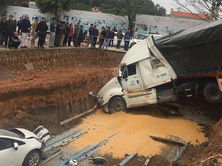 Xe container nổ lốp càn quét trên đường, 12 người nhập viện-2