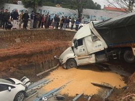 Bà kể phút bế cháu chạy thoát thân khi xe container lao vào Bà kể phút bế cháu chạy thoát thân khi xe container lao vào