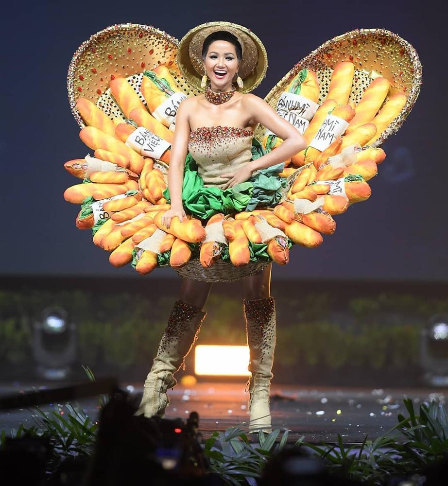 HOT: Khán giả hú hét khi HHen Niê trình diễn quốc phục Bánh Mì trên sân khấu Miss Universe 2018-3