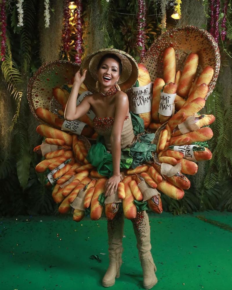 Không chỉ gặp sự cố, quốc phục Bánh Mì của HHen Niê bị chê tơi tả vì thay đổi đến phút chót-1