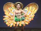 HOT: Khán giả hú hét khi H'Hen Niê trình diễn quốc phục Bánh Mì trên sân khấu Miss Universe 2018