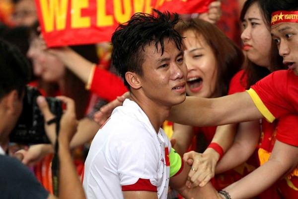 Quế Ngọc Hải: Từ cú song phi năm ấy đến cái ôm ấm áp giải cứu CĐV trên sân-3