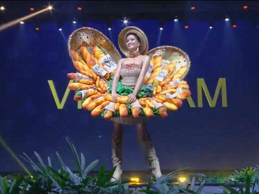 Không chỉ gặp sự cố, quốc phục Bánh Mì của HHen Niê bị chê tơi tả vì thay đổi đến phút chót-3