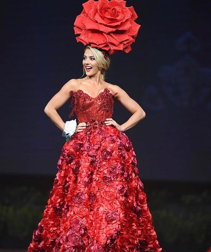 Diện quốc phục hoa hồng, Sarah Hồng Hạ giới thiệu tên mình quá đặc sắc tại Miss Universe 2018-2
