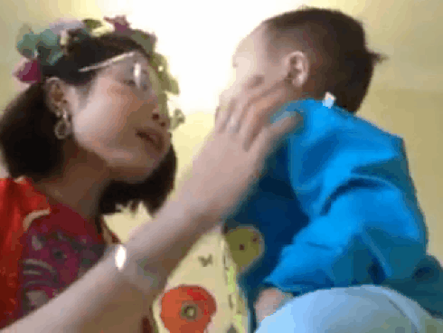 Bella khoe clip liếm mặt con, nhổ nước bọt bừa bãi khiến người xem lo lắng liệu có ngựa quen đường cũ-1