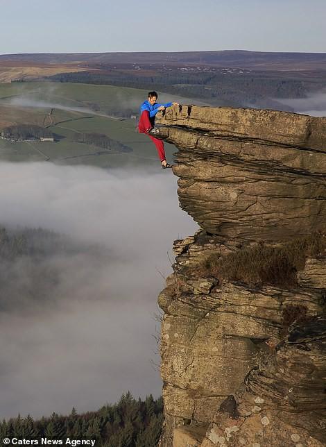Thử thách gây sốc, tay không bám vào vách đá ở độ cao trăm mét-2