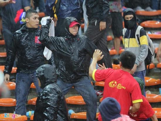 CĐV Việt Nam bị đuổi đánh khi tới Malaysia xem trận chung kết AFF Cup?