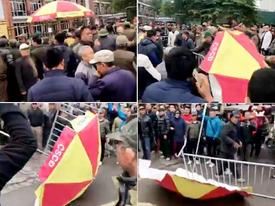 Đòi mua vé trận chung kết, CĐV phá rào an ninh, ô che của cảnh sát trước trụ sở VFF Đòi mua vé trận chung kết, CĐV phá rào an ninh, ô che của cảnh sát trước trụ sở VFF