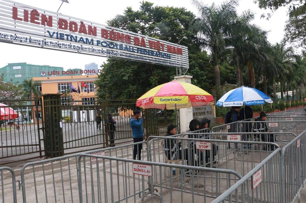 Đòi mua vé trận chung kết, CĐV phá rào an ninh, ô che của cảnh sát trước trụ sở VFF-2