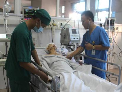 Bé gái 4 tuổi bị kéo lê trên đường gây lóc da và dập bộ phận sinh dục-2