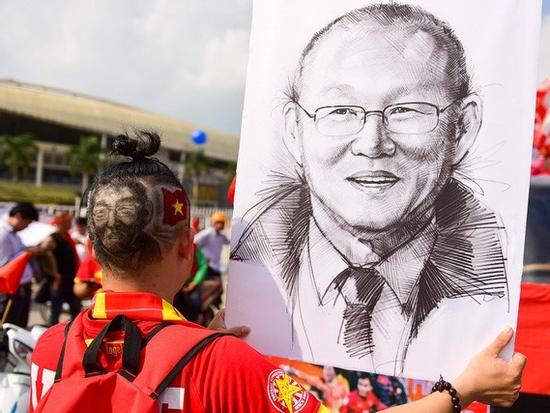 CĐV đua nhau 'cắt đầu Park Hang-seo' cổ vũ tuyển Việt Nam giành chiến thắng