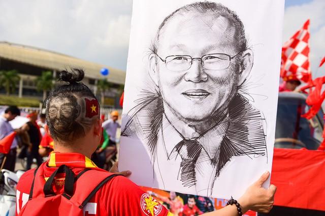 CĐV đua nhau cắt đầu Park Hang-seo cổ vũ tuyển Việt Nam giành chiến thắng-5