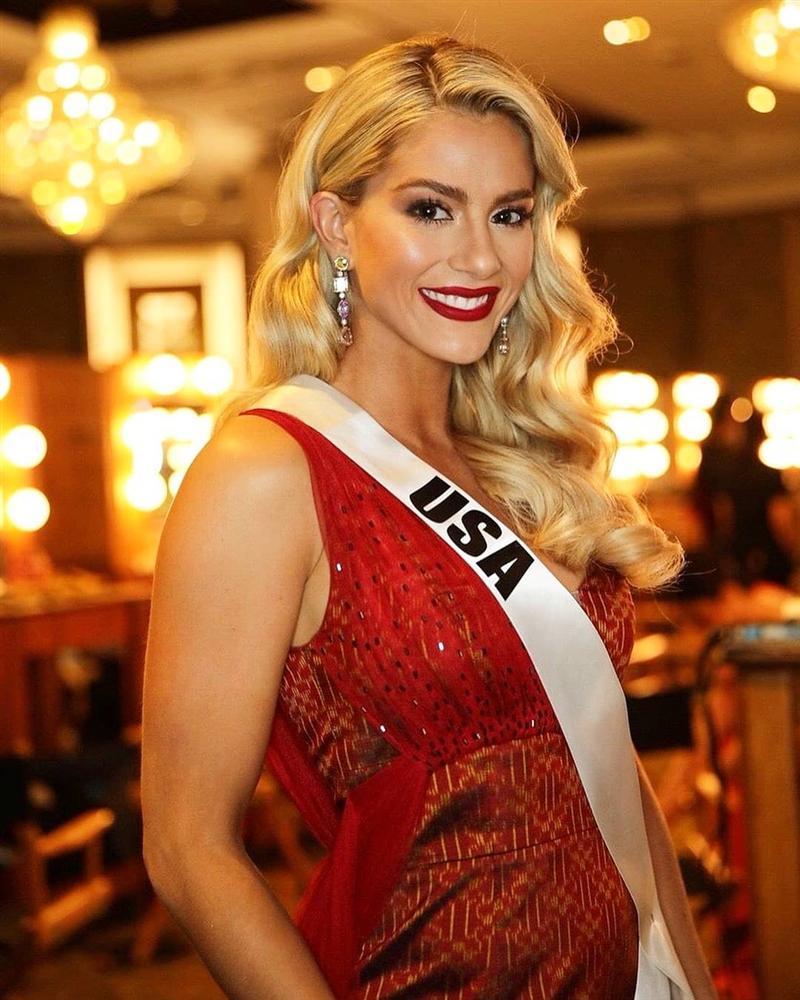 Diện quốc phục hoa hồng, Sarah Hồng Hạ giới thiệu tên mình quá đặc sắc tại Miss Universe 2018-6