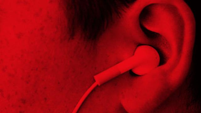 Bị giật điện tử vong khi vừa cắm sạc vừa đeo tai nghe khi ngủ-2