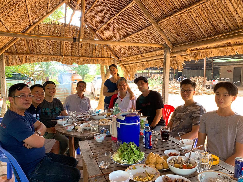 Phương Trinh Jolie hô hào mọi người xuống đường đi bão vì đội tuyển bóng đá Việt Nam-9