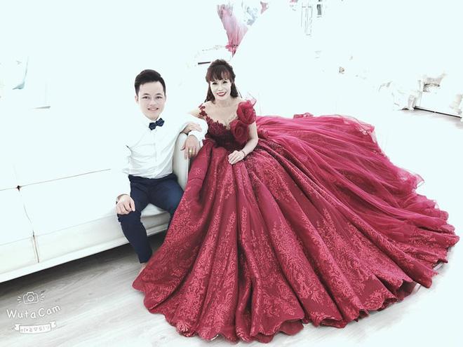 Im lặng được vài ngày, cô dâu 61 tuổi lại tuyên bố shock: Vì ham trai trẻ nên phải còng lưng kiếm tiền-3