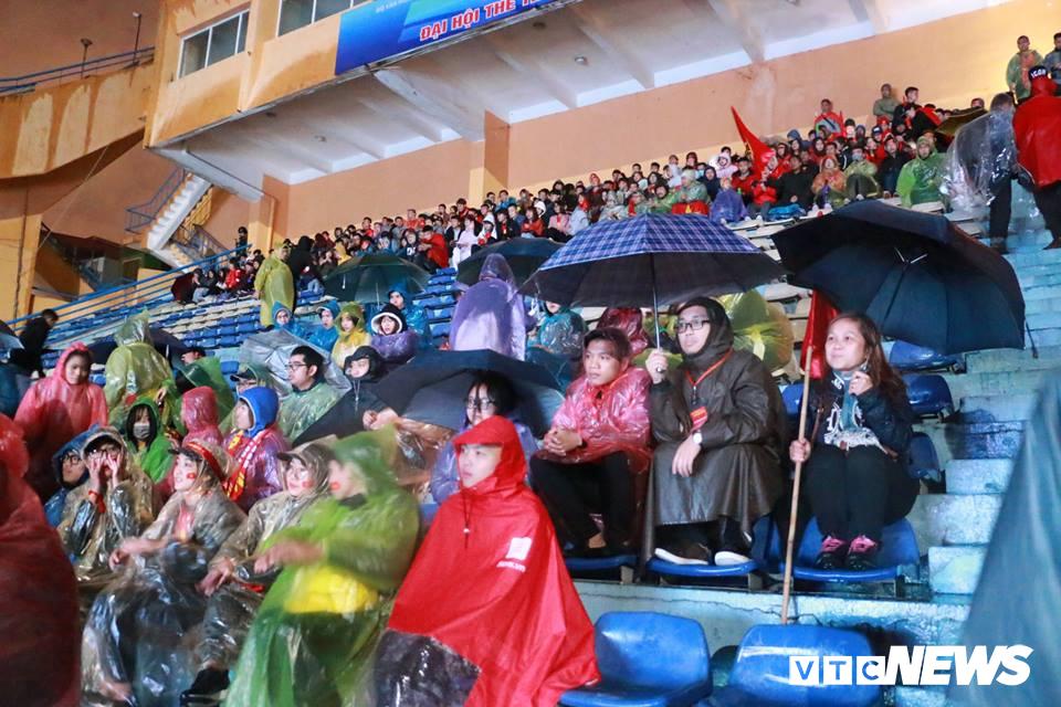 CĐV Hà Nội đội mưa nhảy múa, hò reo nổ tung Hàng Đẫy sau bàn thắng của đội tuyển Việt Nam-1