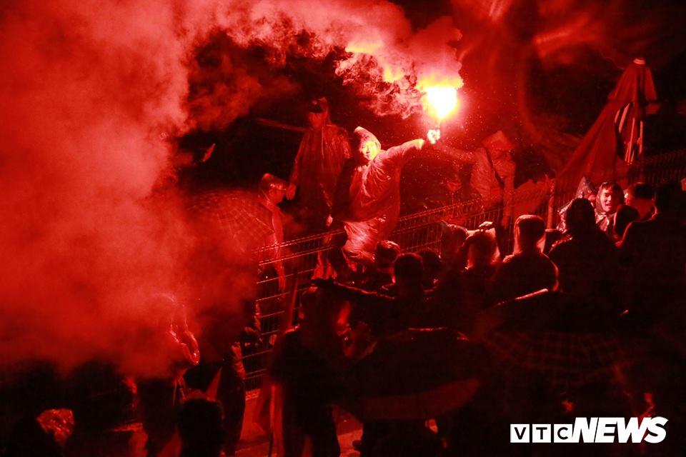 CĐV Hà Nội đội mưa nhảy múa, hò reo nổ tung Hàng Đẫy sau bàn thắng của đội tuyển Việt Nam-2