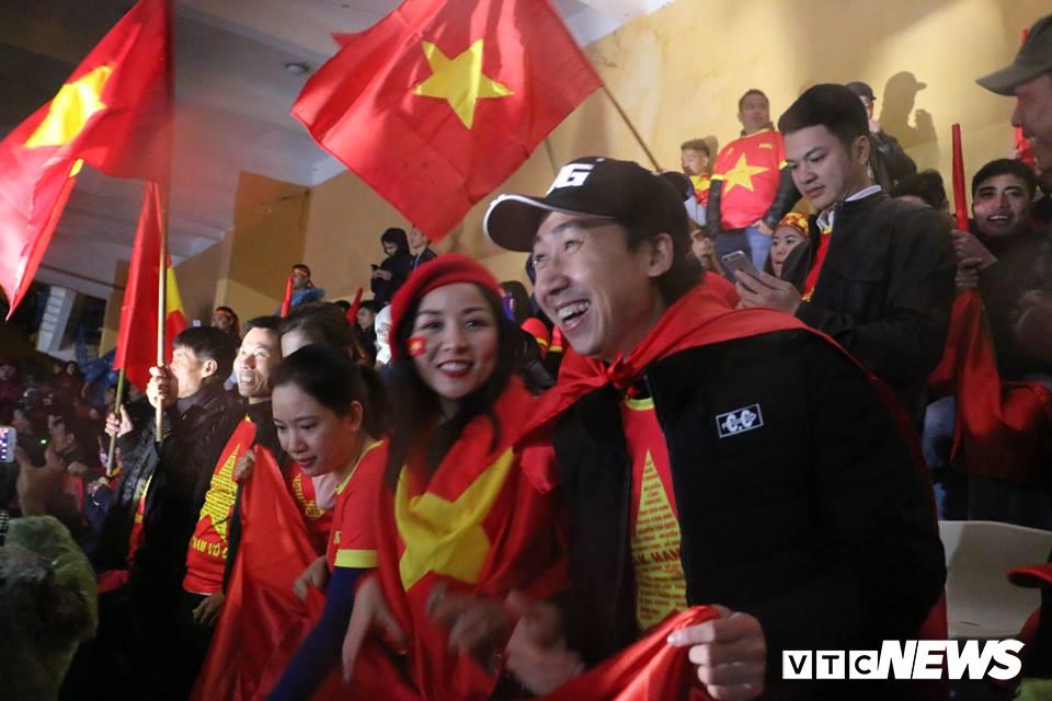 CĐV Hà Nội đội mưa nhảy múa, hò reo nổ tung Hàng Đẫy sau bàn thắng của đội tuyển Việt Nam-4