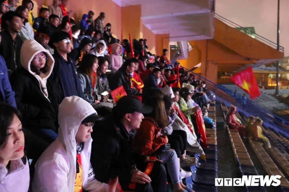 CĐV Hà Nội đội mưa nhảy múa, hò reo nổ tung Hàng Đẫy sau bàn thắng của đội tuyển Việt Nam-5