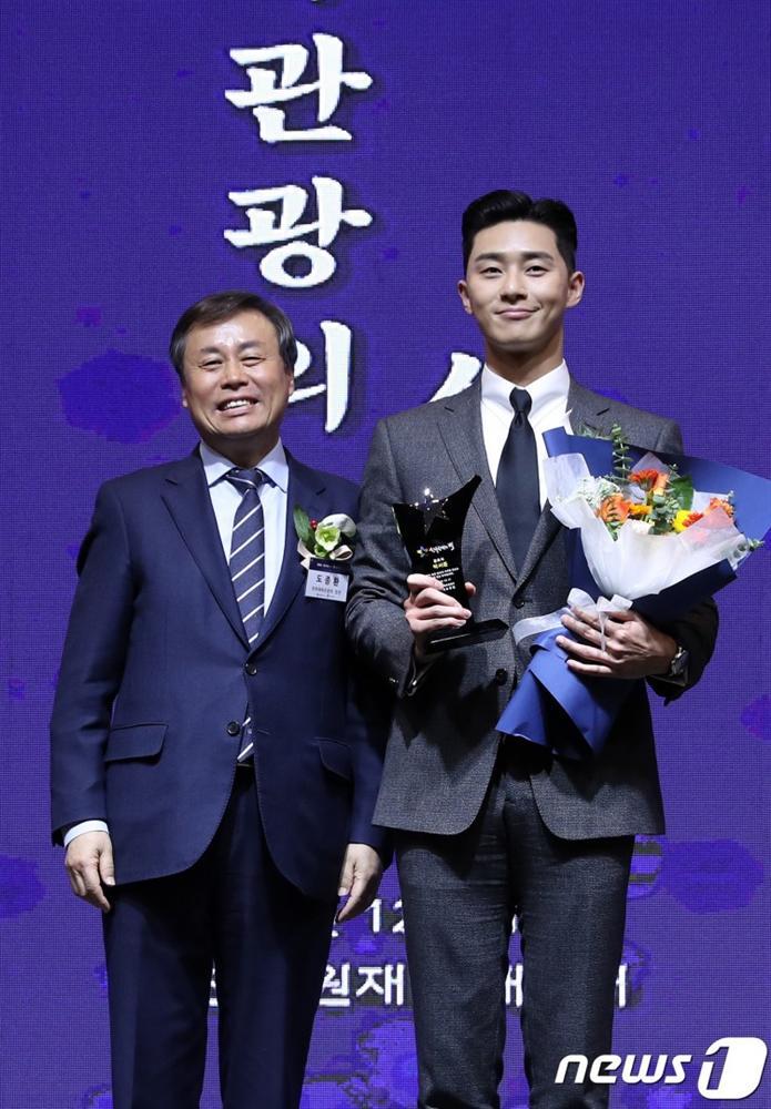 Park Seo Joon thắng giải thưởng lớn tại 2018 Star Of Korean Tourism Award cho phim Thư ký Kim sao thế?-2