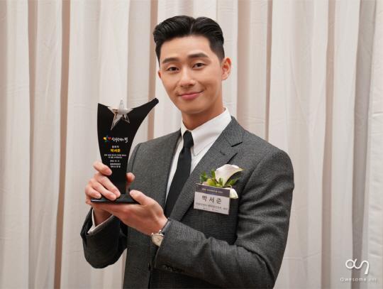 Park Seo Joon thắng giải thưởng lớn tại 2018 Star Of Korean Tourism Award cho phim Thư ký Kim sao thế?-3