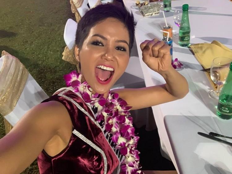 H’Hen Niê đích thị là cổ động viên cuồng nhiệt của Đội tuyển Việt Nam-2