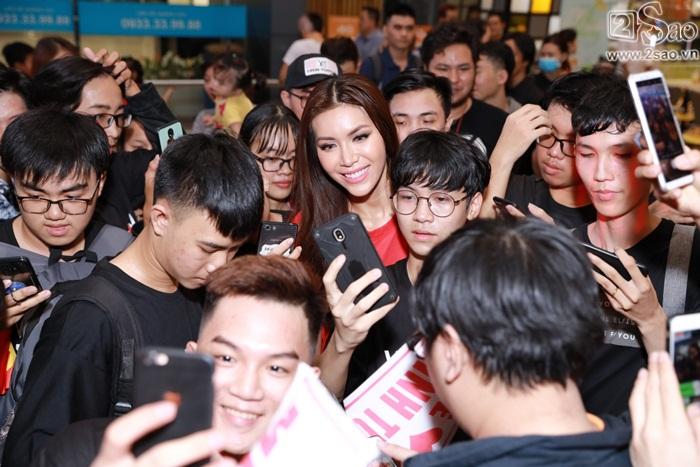 Minh Tú khiến sân bay Tân Sơn Nhất đông vui như trẩy hội khi trở về từ Miss Supranational 2018-4
