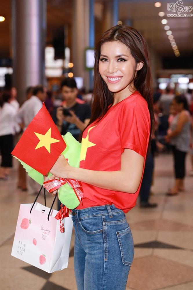 Minh Tú khiến sân bay Tân Sơn Nhất đông vui như trẩy hội khi trở về từ Miss Supranational 2018-12