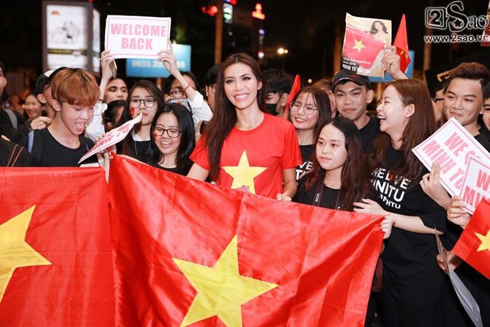 Minh Tú khiến sân bay Tân Sơn Nhất đông vui như trẩy hội khi trở về từ Miss Supranational 2018-7
