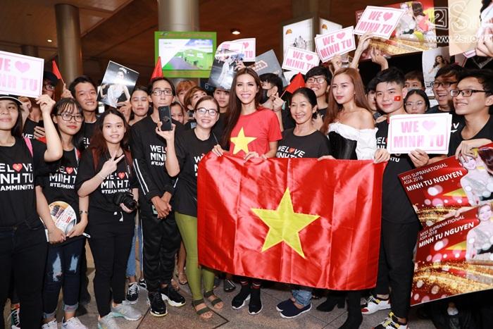 Minh Tú khiến sân bay Tân Sơn Nhất đông vui như trẩy hội khi trở về từ Miss Supranational 2018-10