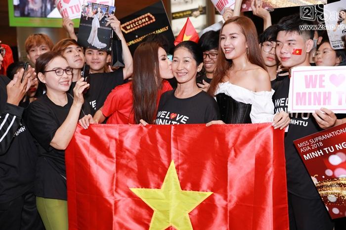 Minh Tú khiến sân bay Tân Sơn Nhất đông vui như trẩy hội khi trở về từ Miss Supranational 2018-11