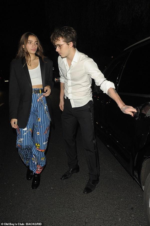 Đúng kiểu trai nhà giàu: Brooklyn lại thay bạn gái mới, công khai nắm tay không chút ngại ngùng-4