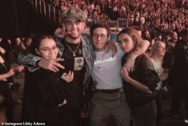 Đúng kiểu trai nhà giàu: Brooklyn lại thay bạn gái mới, công khai nắm tay không chút ngại ngùng-6