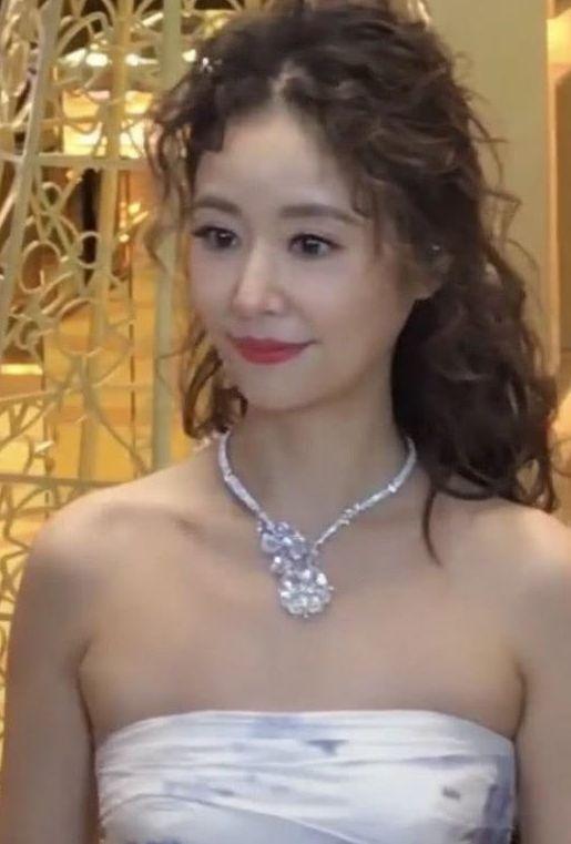 Lâm Tâm Như để tóc xù mì, bị chê già chát trong sự kiện mới-5