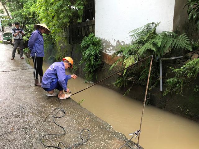 TP Huế: Thót tim chuyện 4 anh em cùng nhảy xuống nước cứu nữ sinh bị cuốn xuống cống-4