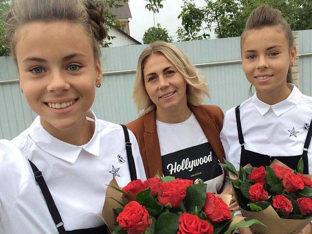 Cặp song sinh người mẫu không khác gì bộ xương di động vì ăn kiêng cực đoan-5