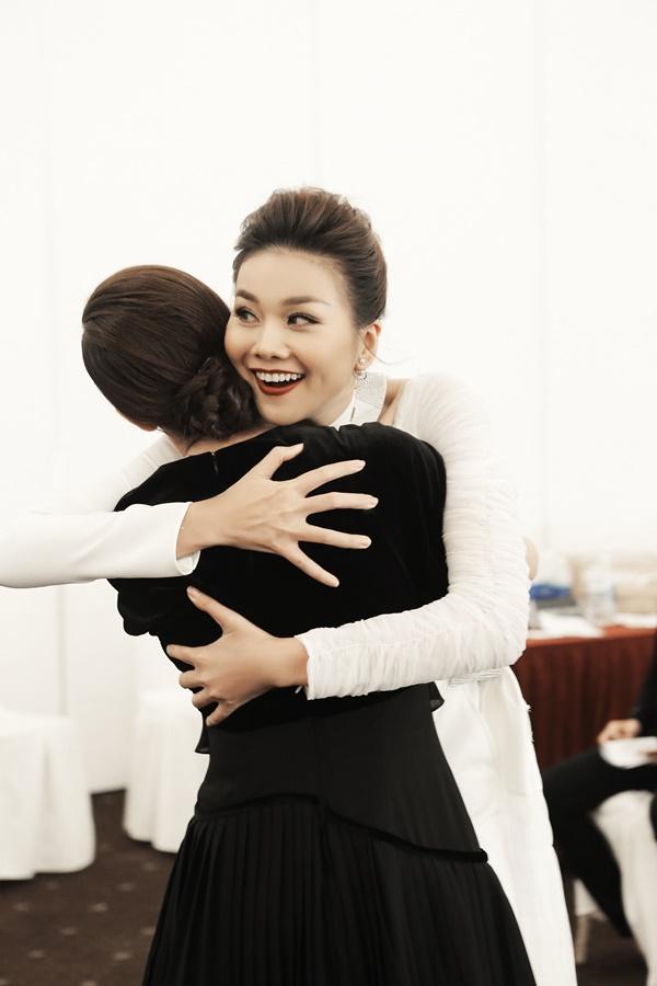 Tỷ muội Thanh Hằng - Hà Tăng ôm nhau thắm thiết khi Tăng Thanh Hà xuất hiện với vai trò mới-3