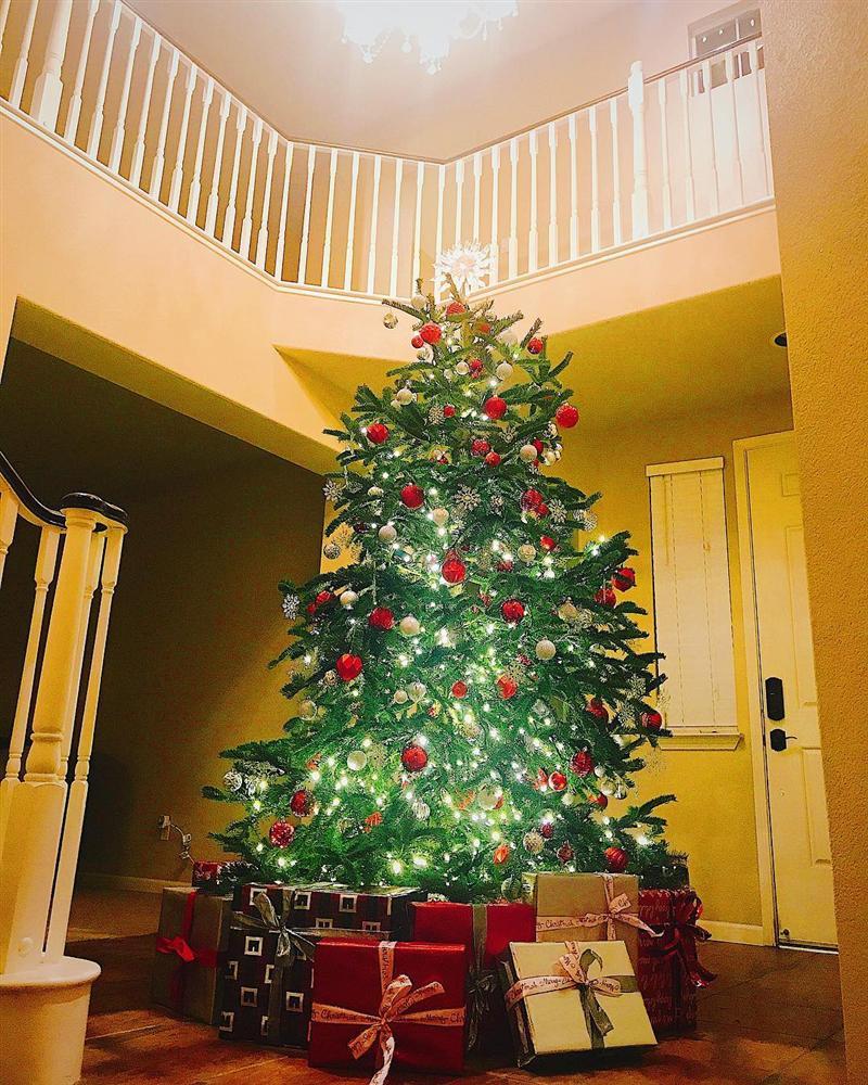 Phạm Hương khoe đón Noel sớm, fan thắc mắc: Chị Tổng ở Việt Nam hay Mỹ?-1