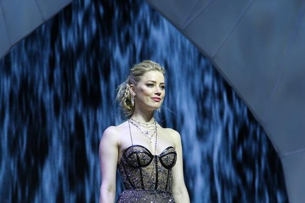 Hoa hậu Hương Giang khiến fans ghen tị vì quá thân thiết với siêu anh hùng Aquaman-2