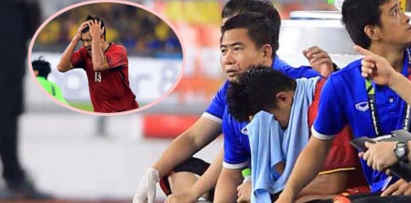 Hình ảnh không lên sóng nhưng hot nhất sau trận đối đầu Malaysia: Đức Chinh bật khóc rời sân khi thay người-3
