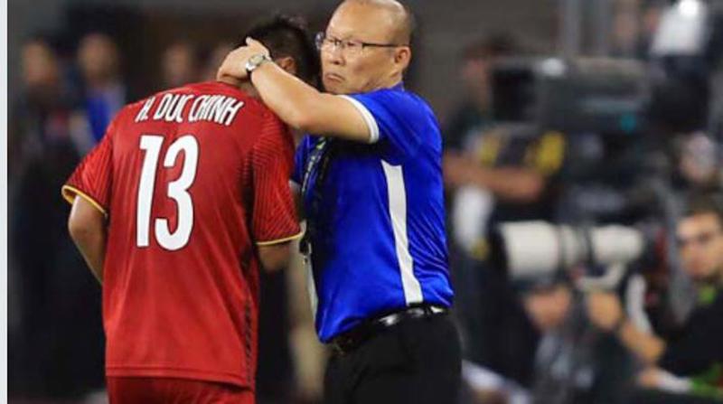 Hình ảnh không lên sóng nhưng hot nhất sau trận đối đầu Malaysia: Đức Chinh bật khóc rời sân khi thay người-4