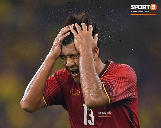 Hình ảnh không lên sóng nhưng hot nhất sau trận đối đầu Malaysia: Đức Chinh bật khóc rời sân khi thay người-1