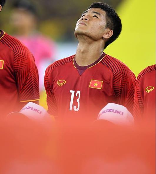 Trước tâm điểm bị chỉ trích, phản ứng gây tranh cãi của Đức Chinh khi chụp cùng thủ môn Bùi Tiến Dũng-2