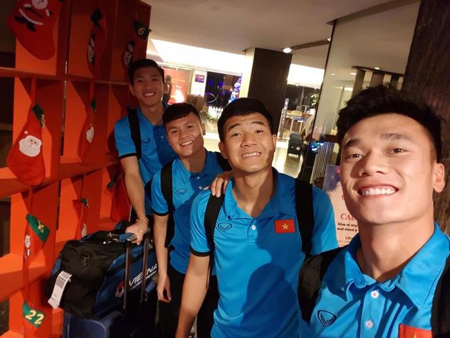 Trước tâm điểm bị chỉ trích, phản ứng gây tranh cãi của Đức Chinh khi chụp cùng thủ môn Bùi Tiến Dũng-3